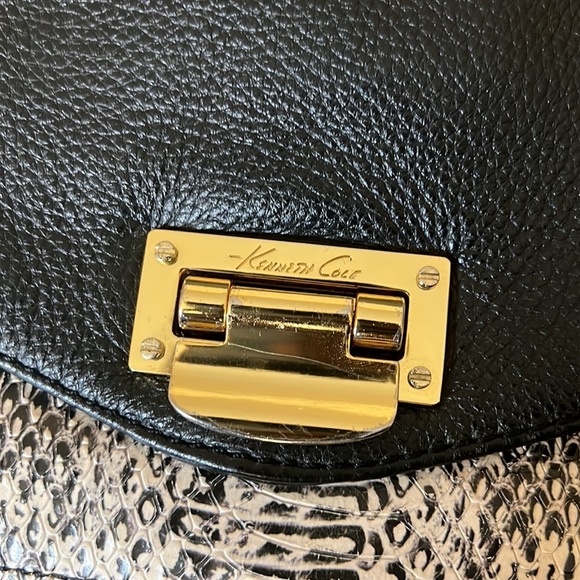 - Kenneth Cole Snake Front Handbag. - Picture 6 of 16